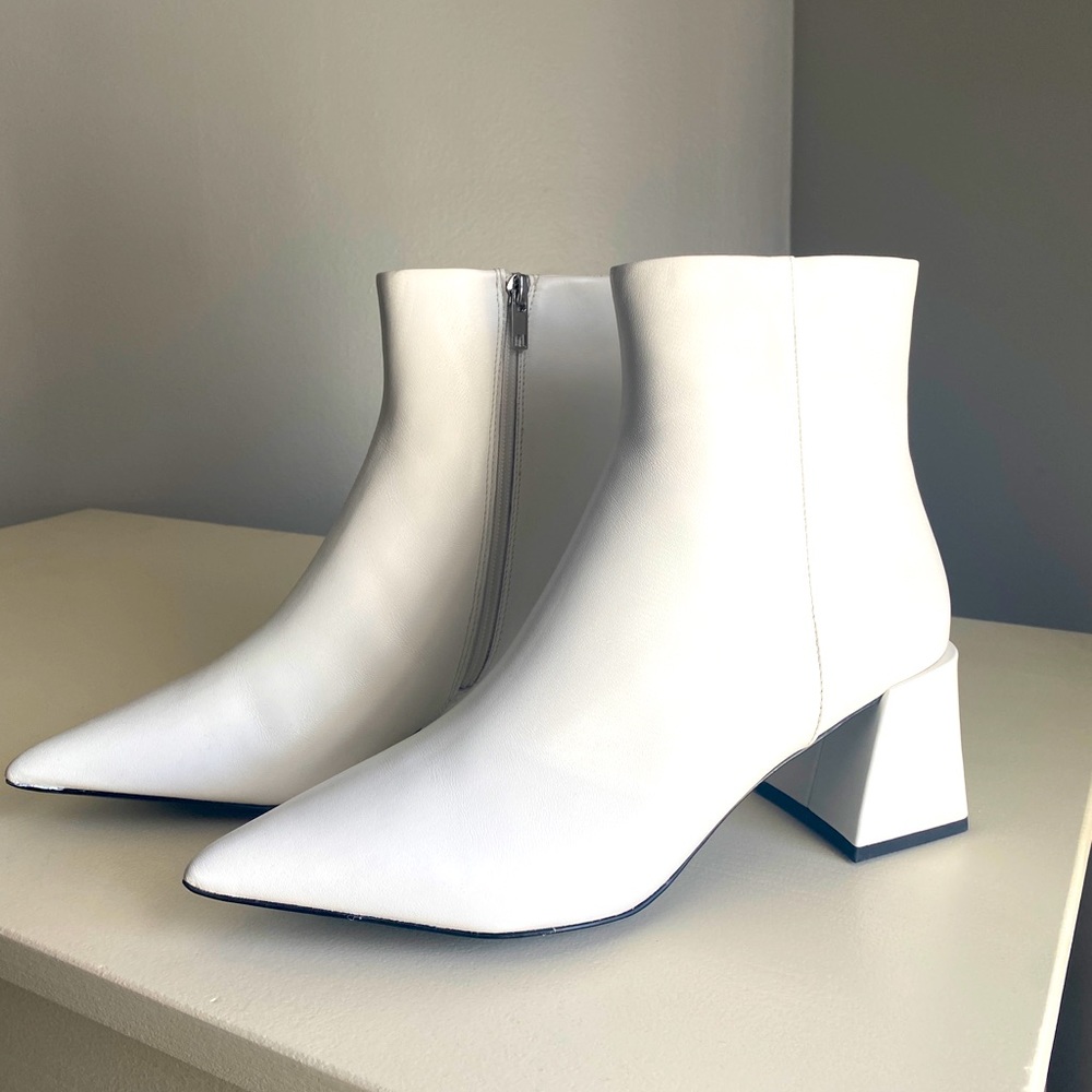 NWOT STEVE MADDEN WHITE BLOCK HEEL BOOTIE